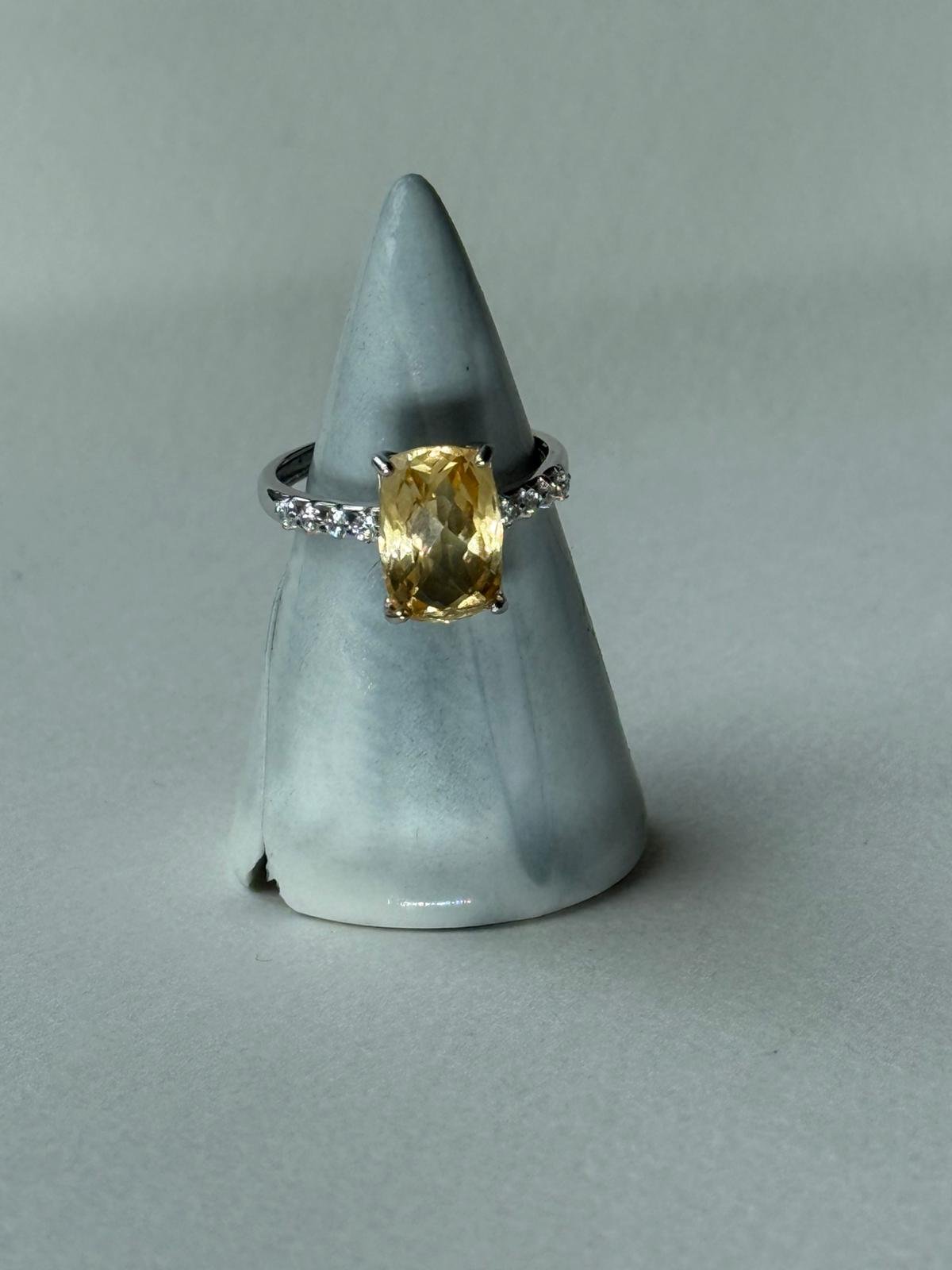 Anillo "Aura Solar" – Citrino Cushion y Pavé de Circones