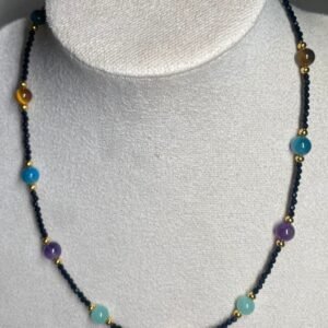 Collar Amaré "Arcoíris del Alma" – Espinela Negra y Siete Cristales Naturales
