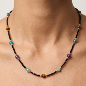 Collar Amaré "Arcoíris del Alma" – Espinela Negra y Siete Cristales Naturales