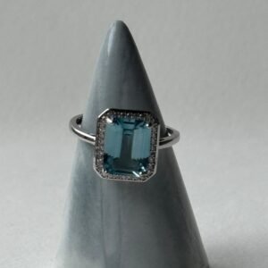 Anillo "Ice Queen" – Topacio Sky Blue y Halo Arquitectónico en plata