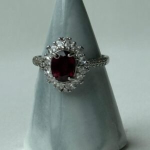 Anillo "Royal Crimson" – Plata de Ley 925 y Halo de circonitas