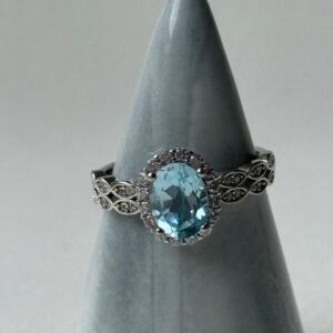 Anillo "Océano Infinito" – Topacio Sky Blue & Orla de Brillantes en plata