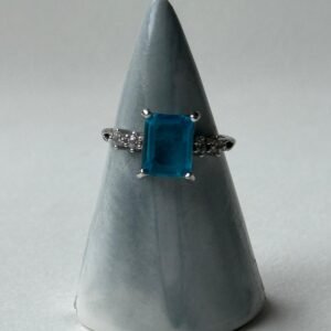 Anillo "Skyline" – Topacio Azul Talla Esmeralda y Pavé plata