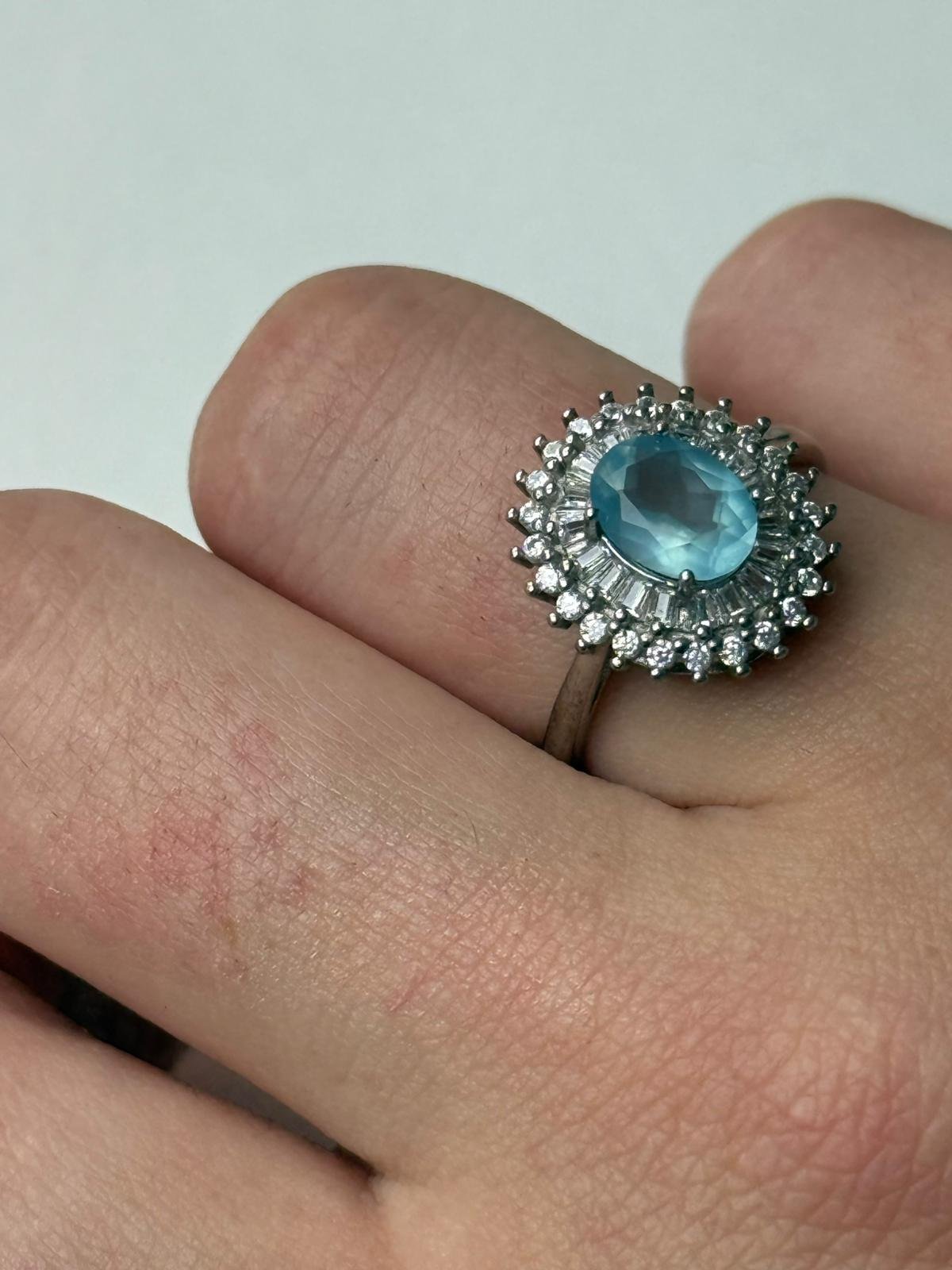 Anillo "Resplandor Glacial" – Topacio Sky Blue & Doble Halo Baguette en plata - Imagen 2