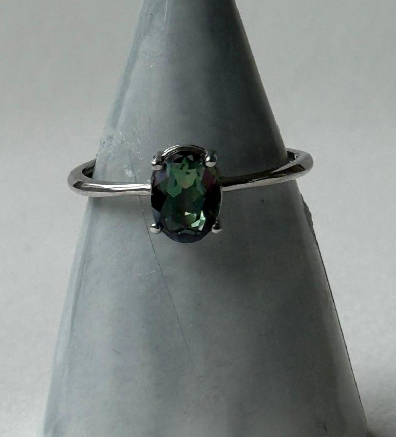 Anillo "Destello Etéreo" – Cuarzo Místico Petite & Plata Pulida