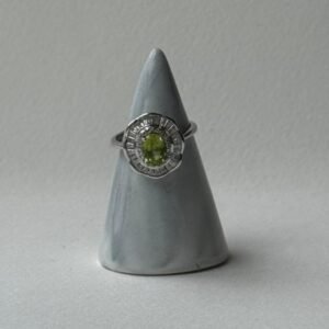 Anillo Gala Diópsido Verde Natural y Halo de Circonitas en plata 925