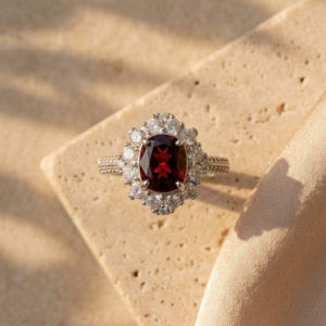 Anillo Royal Crimson – Granate y Plata de Ley 925