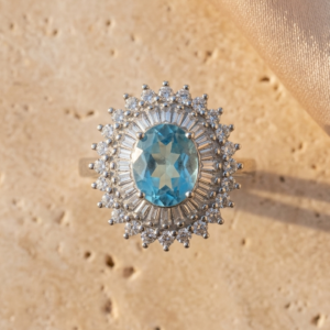 Anillo Ice Queen – Topacio Sky Blue & Doble Halo Baguette en Plata 925