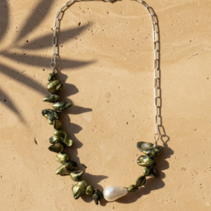 Collar Selva - Perlas de rio, nácar y acero